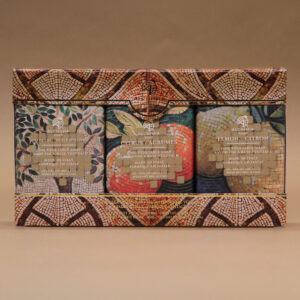 astuccio contenente tre saponi incartati con grafiche a mosaico in diverse profumazioni (olio di oliva, agrumi, limone) prodotto da alchimia soap